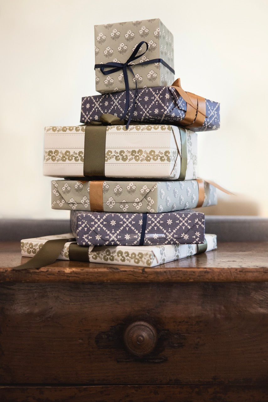 'Yuletide' wrapping paper set